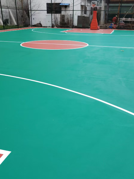 平塘 球场长期使用易出现地面开裂